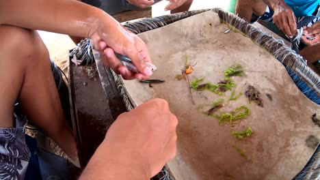 Nahaufnahme-Eines-Jungen-Fischers,-Der-Die-Haken-Im-Langleinenkorb-Bei-Los-Roques,-Venezuela-Vorbereitet