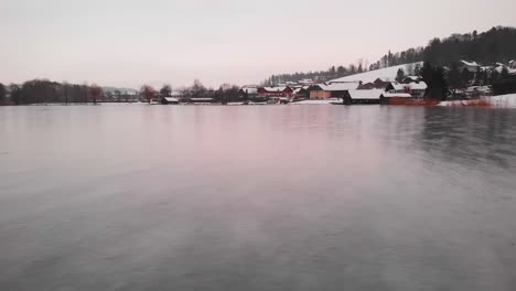 Toma-Aérea-Moviéndose-Hacia-Idílicas-Casas-Austriacas-Junto-Al-Lago-Fuschl,-Salzburgo