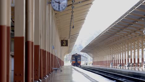 El-Tren-De-Pasajeros-Sale-De-La-Estación-De-Tren-De-Chiang-Mai-Por-La-Mañana.