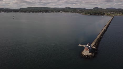 Toma-Aérea-De-Un-Dron-Dando-Vueltas-Alrededor-Del-Faro-Del-Puerto-De-Rockland-En-Maine