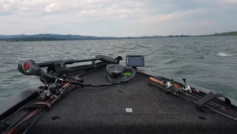 Un-Barco-De-Pesca-De-Lubina-De-Crucero-Rebotando-Hacia-Arriba-Y-Hacia-Abajo-En-Aguas-Turbulentas