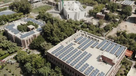 Antena-Sobre-La-Universidad-Sukkur-Iba-Con-Paneles-Solares-En-El-Techo.