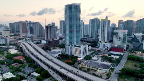 Tráfico-Aéreo-En-La-Autopista-En-Miami,-Florida-Al-Amanecer.