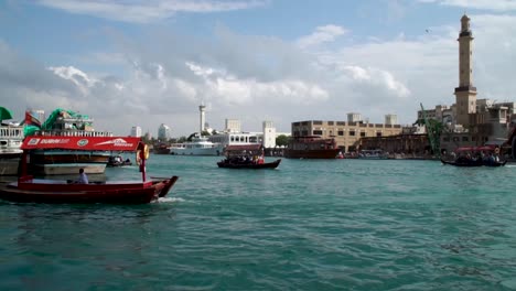 Una-Parte-Pintoresca-Del-Casco-Antiguo-De-Dubai-Con-El-Bullicioso-Tráfico-De-Abra-En-El-Río.