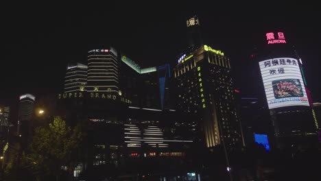 Blick-Auf-Gebäude-In-Shanghai-Bei-Nacht-Mit-Viel-Licht