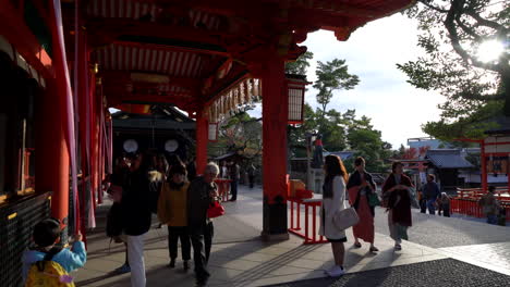 Gente-Abarrotada-En-El-Templo-Fushimi-Inari-En-Kyoto,-Japón