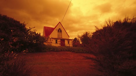 Iglesia-De-St-Cuthbert-En-Kaukapakapa,-Nueva-Zelanda-Contra-El-Cielo-Res-Durante-Los-Incendios-Forestales-Australianos