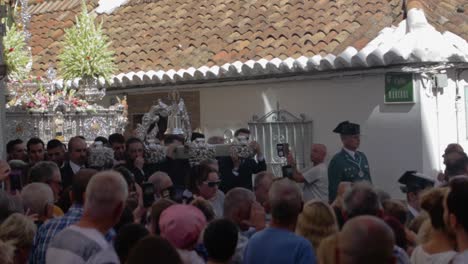 Eine-Große-Anzahl-Von-Männern,-Die-Eine-Riesige-Silberne-Statue-Der-Heiligen-Maria-Mit-Schöner-Dekoration-In-Den-Straßen-Einer-Traditionellen-Kleinstadt-Fuengirola-Tragen