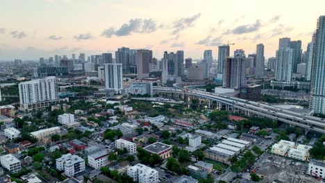 Luftaufnahme-Der-Skyline-Von-Miami,-Florida-Bei-Sonnenaufgang