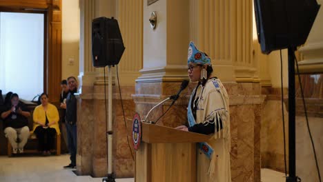 Una-Princesa-Adolescente-Nativa-Americana-Da-Un-Discurso-En-El-Homenaje-A-La-Bandera-De-La-Ute-En-El-Edificio-Del-Capitolio-De-Denver.