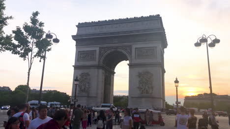 Die-Champs-Élysées-Und-Der-Arc-De-Triomphe-In-Paris