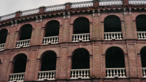 UHD-4K-Neigungs--Und-Schwenkaufnahme-Der-Stierkampfarena-Plaza-De-Toros-Im-Stadtzentrum-Von-Valencia-An-Einem-Regnerischen-Tag