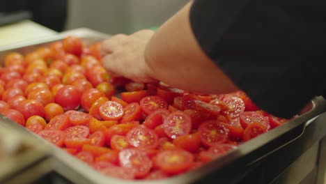 Manos-De-Mujer-Cortando-Tomates