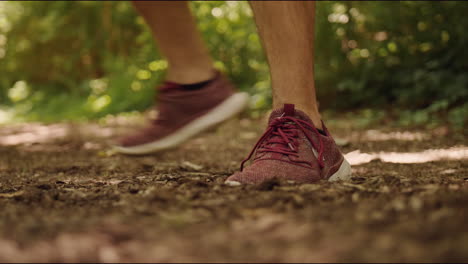 Un-Joven-Se-Ata-El-Zapato-Antes-De-Salir-A-Correr.