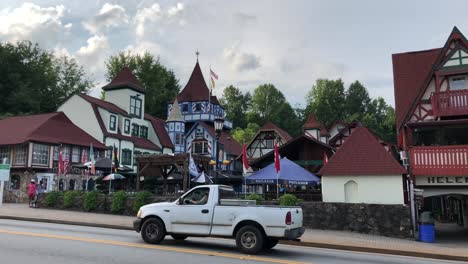 Helen,-Georgia-Enclavada-En-La-Montaña-Blue-Ridge,-Es-Una-Pequeña-Ciudad-Con-Un-Entorno-De-Pueblo-Bávaro-Que-Recuerda-A-Alemania