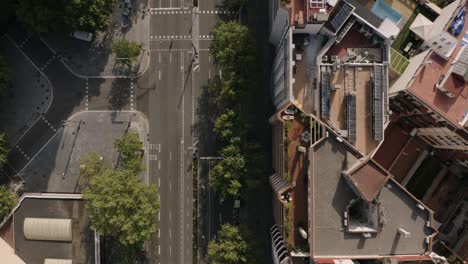 Vista-Aérea-De-Las-Calles-De-Barcelona-Sin-Tráfico-Durante-El-Día-Debido-A-La-Orden-De-Aislamiento-Del-Gobierno.