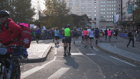 Corredores-De-Maratón-De-Nueva-York-En-El-Carril-De-Meta-En-Cámara-Lenta