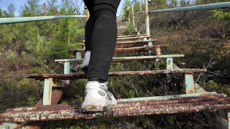 Eine-Person-Geht-Eine-Treppe-Hinauf