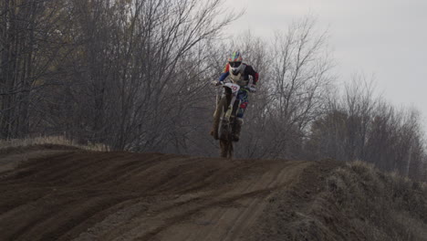 Motocross-Gran-Salto-Sobre-Pista-De-Tierra-Joven-Atleta