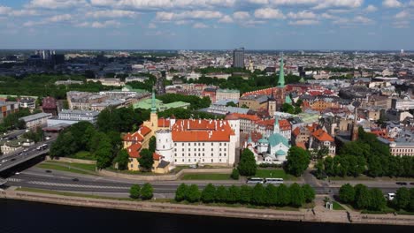 Luftaufnahme-über-Dem-Rigaer-Schloss-In-Der-Lettischen-Hauptstadt---Filmische-Einspielung