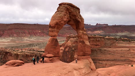 Una-Vista-Panorámica-Del-Parque-De-Los-Arcos-Cerca-Del-Delicado-Arco