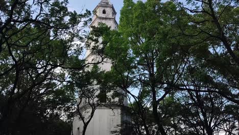 La-Suave-Brisa-Desde-La-Cima-De-La-Montaña-Soplaba-Sobre-La-Antigua-Pagoda-Blanca