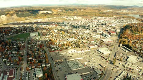 Una-Vista-Aérea-Cinematográfica-Del-Centro-De-La-Ciudad-De-Prince-George,-Que-Incluye-Una-Sección-Residencial-Y-El-Centro-Principal-Durante-La-Temporada-De-Otoño.