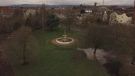 Taunton,-Somerset,-England,-27.-Dezember-2019:-Schöner-Brunnen-Im-Vivarary-Park-Taunton