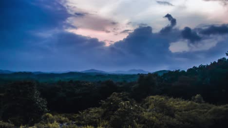 Zeitraffer-Einer-Wunderschönen-Landschaft-Vom-Tag-Zur-Nacht,-Sonnenuntergang,-Himmel-Und-Berge-Mit-Wäldern-Und-Wolken,-Die-Sich-Am-Himmel-Bewegen