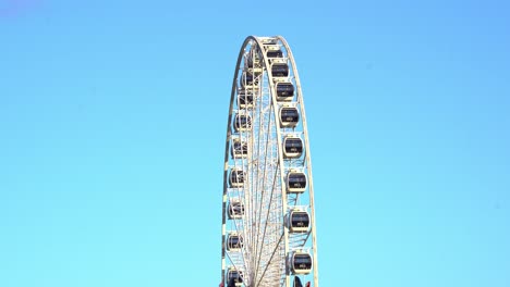 Touristenattraktion,-Channel-Seven-Wheel-Of-Brisbane,-Riesenrad-Dreht-Sich-Langsam-Vor-Wunderschönem-Blauen-Himmel-An-Einem-Sonnigen-Tag-In-Den-South-Bank-Parklands,-Queensland,-Australien