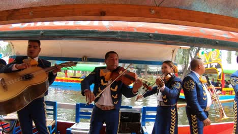 Reiten-In-Trajineras-In-Xochimilco,-Den-Schwimmenden-Gärten-Von-Mexiko-Stadt