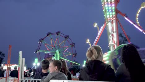 Menschen,-Die-Den-örtlichen-Karneval-In-Der-Nacht-Genießen