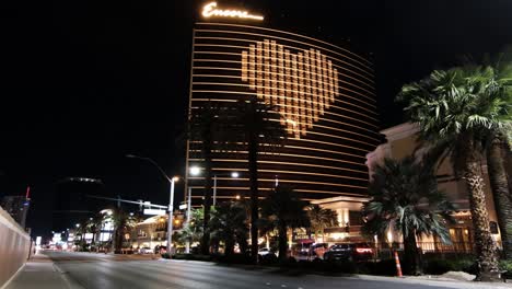 Close-Wynn-Encore-With-Heart-Symbol,-Las-Vegas,-Nevada-USA,-Night-on-Strip-During-Lockdown