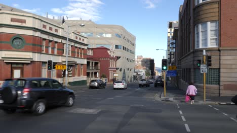 La-Gente-Cruza-La-Calle-Mientras-Los-Coches-Circulan-Por-La-Calle-Davey-En-Hobart,-Tasmania.