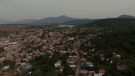 Disparo-De-Drones-En-México-Michoacán,-Casco-Antiguo-Y-Casas-Antiguas,-Fondo-De-Bosque-Verde