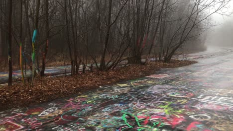 Graffiti-Autobahn-In-Centralia-Auf-Dem,-Was-Von-Der-Route-61-Bei-Nebel-Und-Regen-übrig-Ist