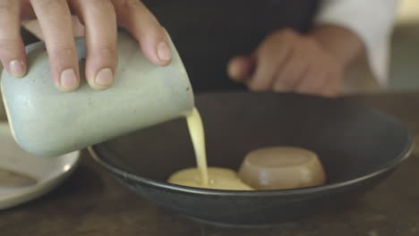 Chef-Gourmet-Prepara-Delicias-Deliciosas-En-Utensilios-De-Cocina-Tradicionales