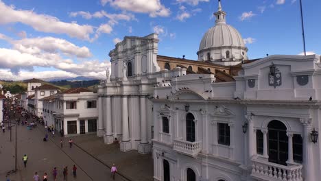 Luftaufnahme,-Die-Diagonal-Von-Einer-Belebten-Straße-Zur-Kirchenbasilika-Aufsteigt,-Und-Blick-Auf-Popayan,-Kolumbien