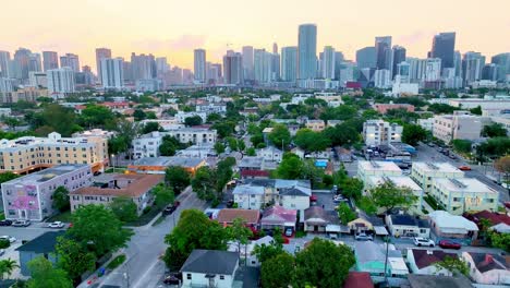 Empuje-Aéreo-Lento-Sobre-El-Barrio-Y-Las-Casas-Del-Centro-De-Miami,-Florida