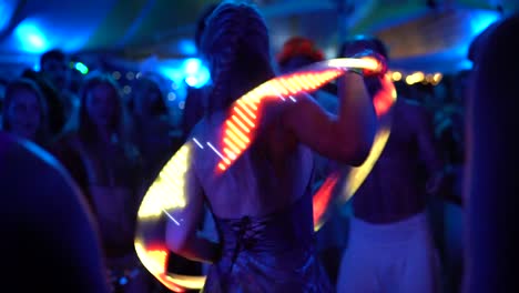 Lichttanz-LED-Hula-Hoop-Mädchen-Tanzt-In-Zeitlupe