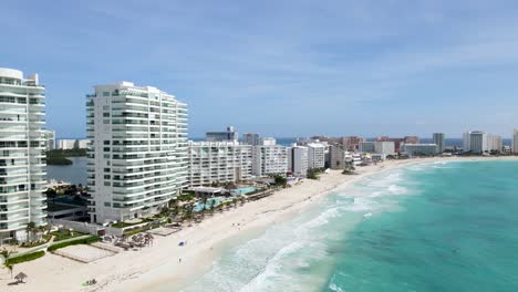 Imágenes-Aéreas-De-La-Zona-Hotelera-De-Cancún,-México.