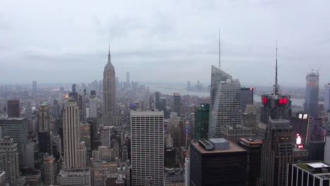 Wide-Empire-State-Building-and-Hudson-river-in-background-at-Dusk,-New-York