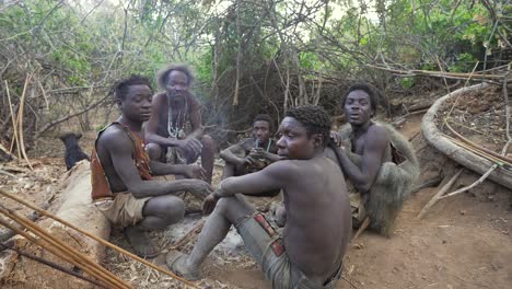 Afrikanische-Stammesgruppe-Um-Lagerfeuer-In-Tansania,-Afrika