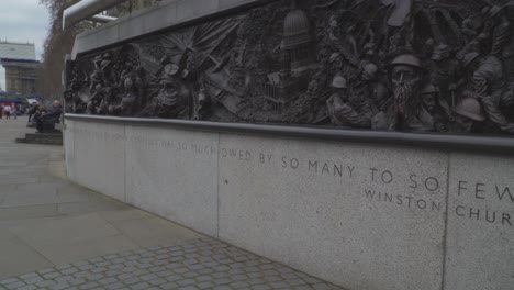 Esta-Es-Una-Escultura-Conmemorativa-De-La-Guerra-Mundial-Hecha-De-Bronce-En-Westminster