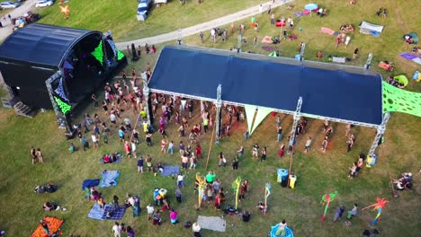 Festival-Con-Gente-Bailando-Frente-A-Un-Escenario-En-Las-Montañas-Suizas-Jura-Con-El-Dron-Filmado-Desde-El-Aire