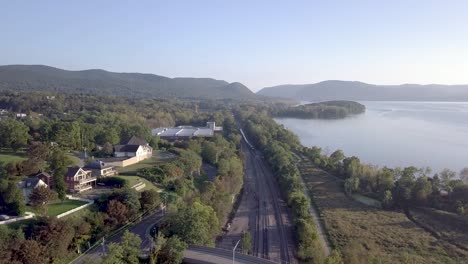 Imágenes-Aéreas-De-Un-Tren-Metronorth-Que-Llega-A-Beacon,-Nueva-York-En-El-Valle-Del-Hudson-Con-El-Río-Hudson-Al-Fondo