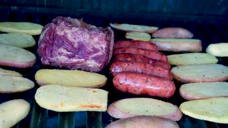 Primer-Plano-De-Carne-A-La-Parrilla-Con-Chorizos,-Tortillas-De-Queso,-Frijoles-Guatemaltecos-Y-Papas-Asadas-Ahumadas-Y-Preparación-Jugosa-Lista-Para-Comer-En-Familia-En-Un-Día-De-Temporada-De-Verano-[hd1920-X-1080]-Fps-29