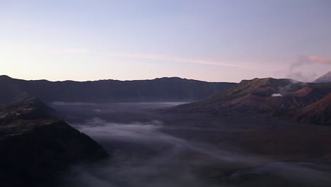 Sonnenaufgang-Am-Sandmeer-Des-Mount-Bromo,-Ost-Jawa