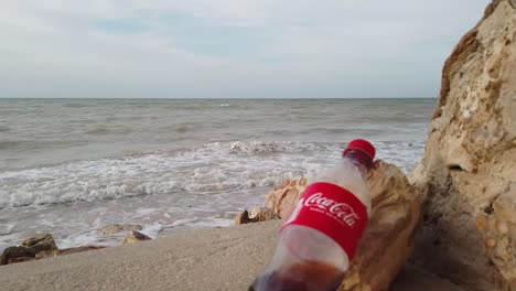 Botella-De-Plástico-Cocke-Mexicano-En-La-Playa-Contaminando-El-Medio-Ambiente.