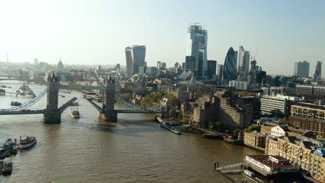 Barco-Cruzando-El-Famoso-Puente-De-Londres